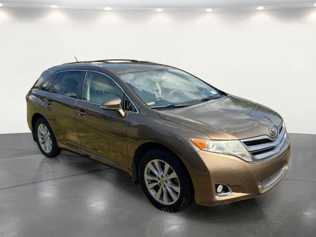 Used 2013 Gold Toyota LE image 9