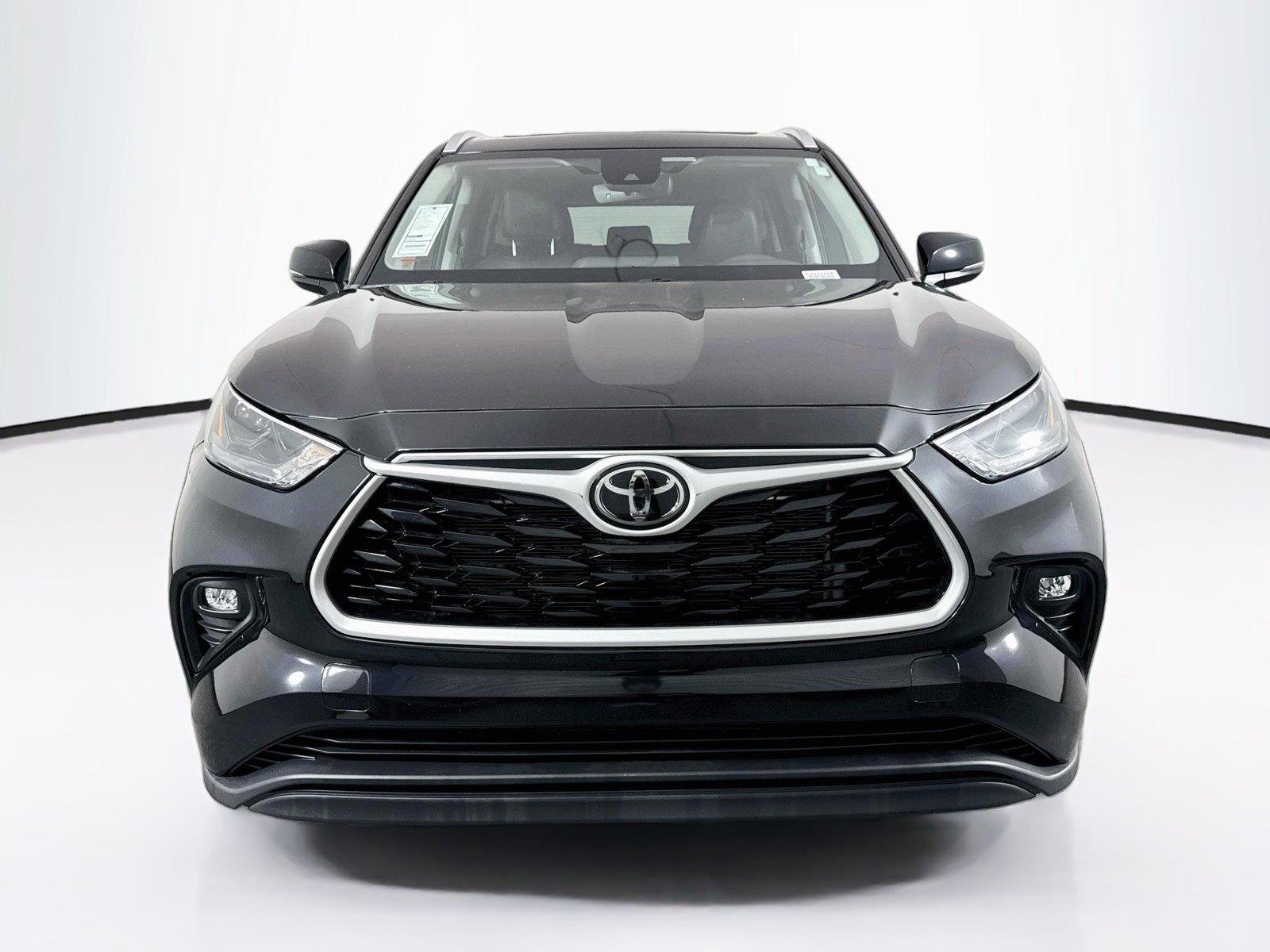 Used 2022 Midnight Black Metallic Toyota XLE image 8
