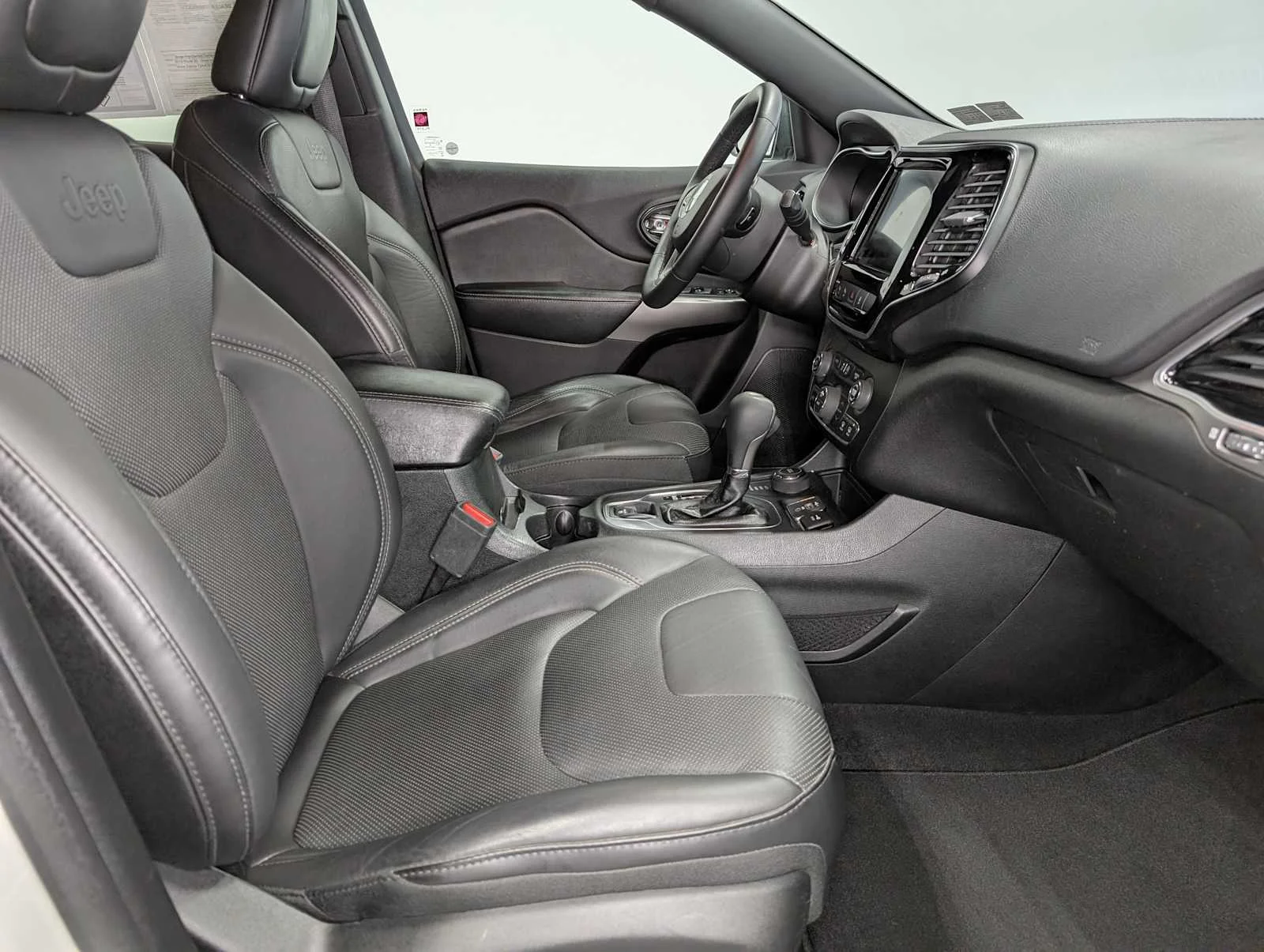 Used 2019 Pearl White Pearlcoat Jeep High Altitude image 43
