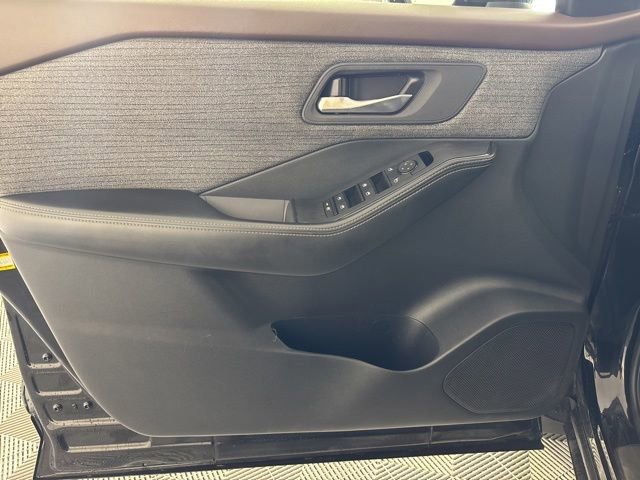 Used 2023 Blk/black Nissan SV image 8