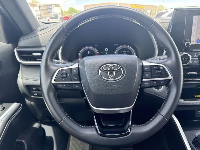 2025 Toyota Highlander LE - Photo 14