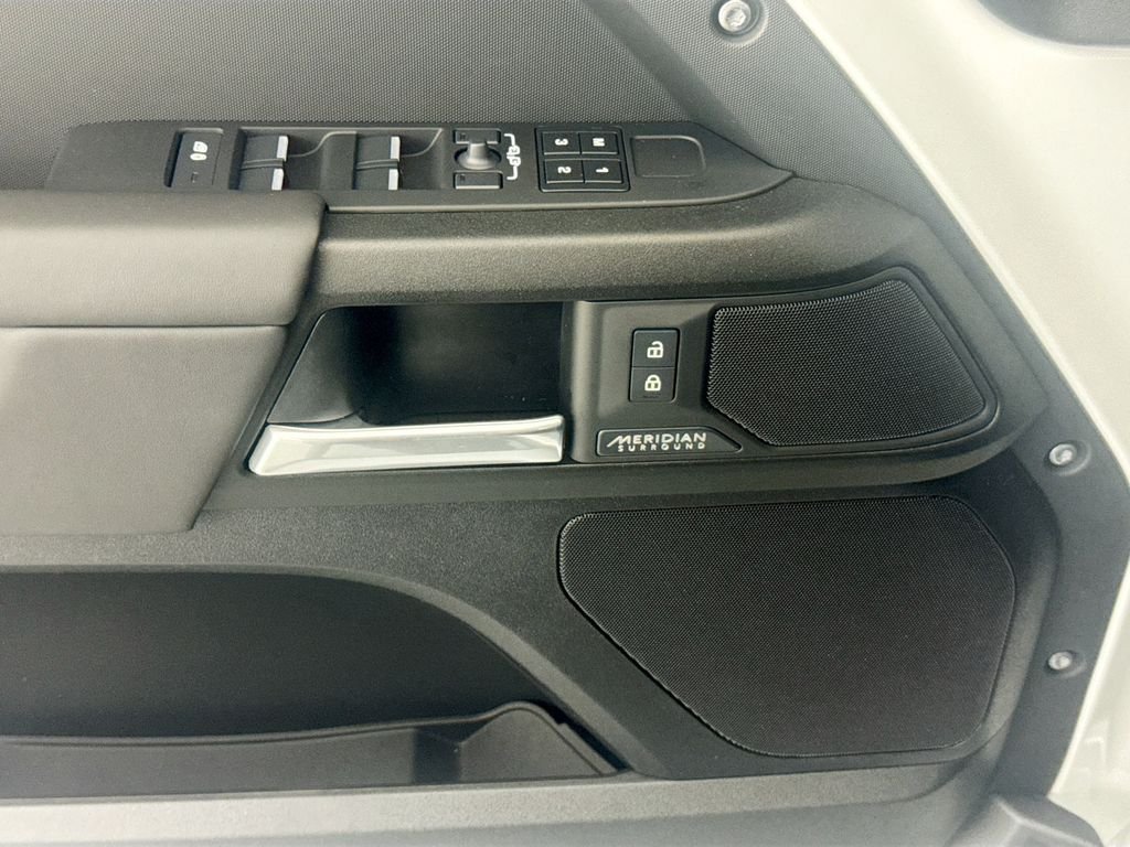 2026 Land Rover Defender V8 - Photo 16
