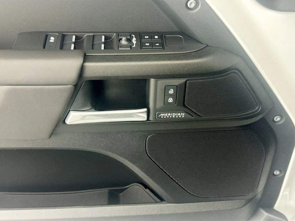 2026 Land Rover Defender V8 - Photo 16