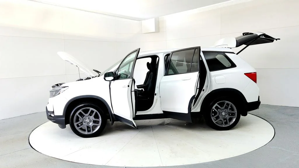 Used 2023 White Honda EX-L image 10