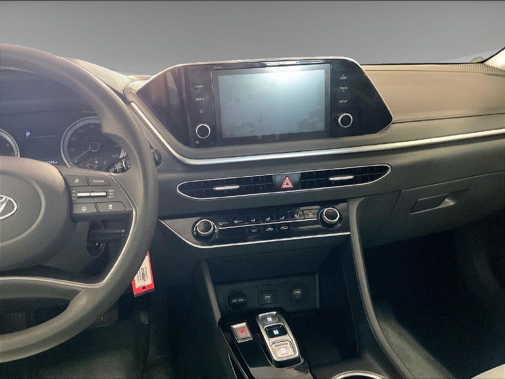 Used 2022 Red Hyundai SE image 18