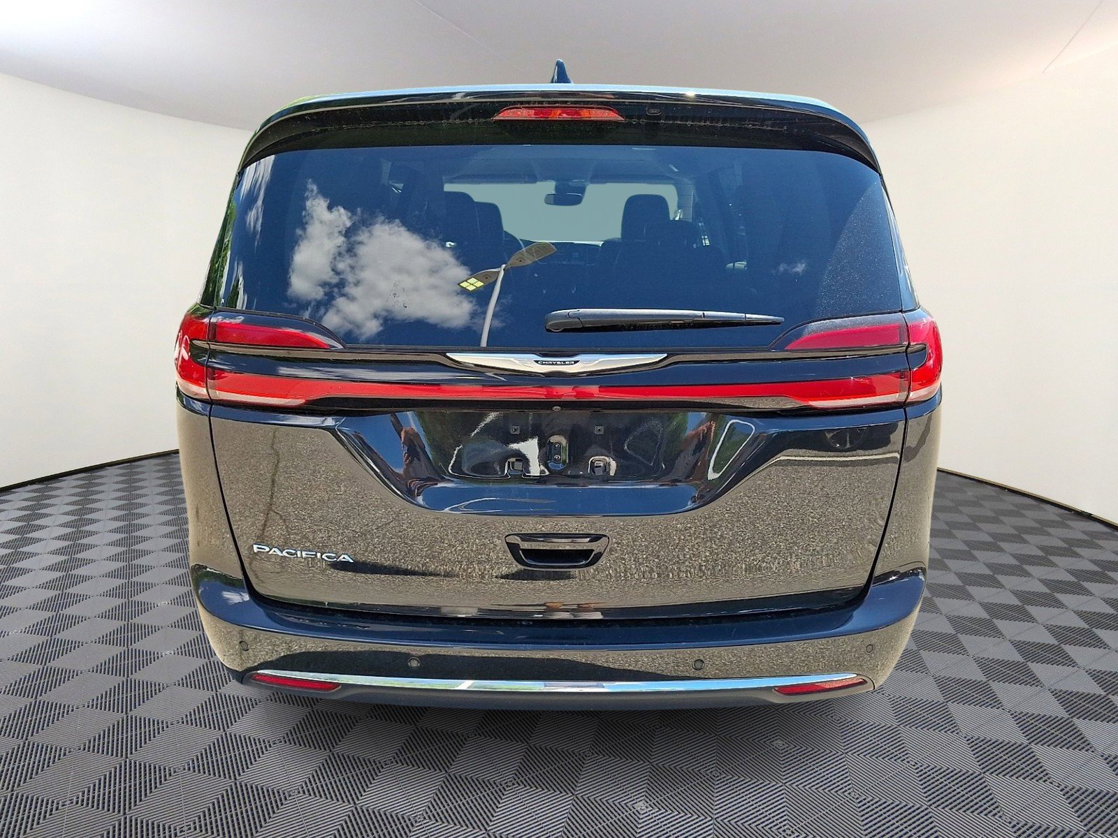 Used 2023 Brilliant Black Crystal Pearlcoat Chrysler Touring L image 4