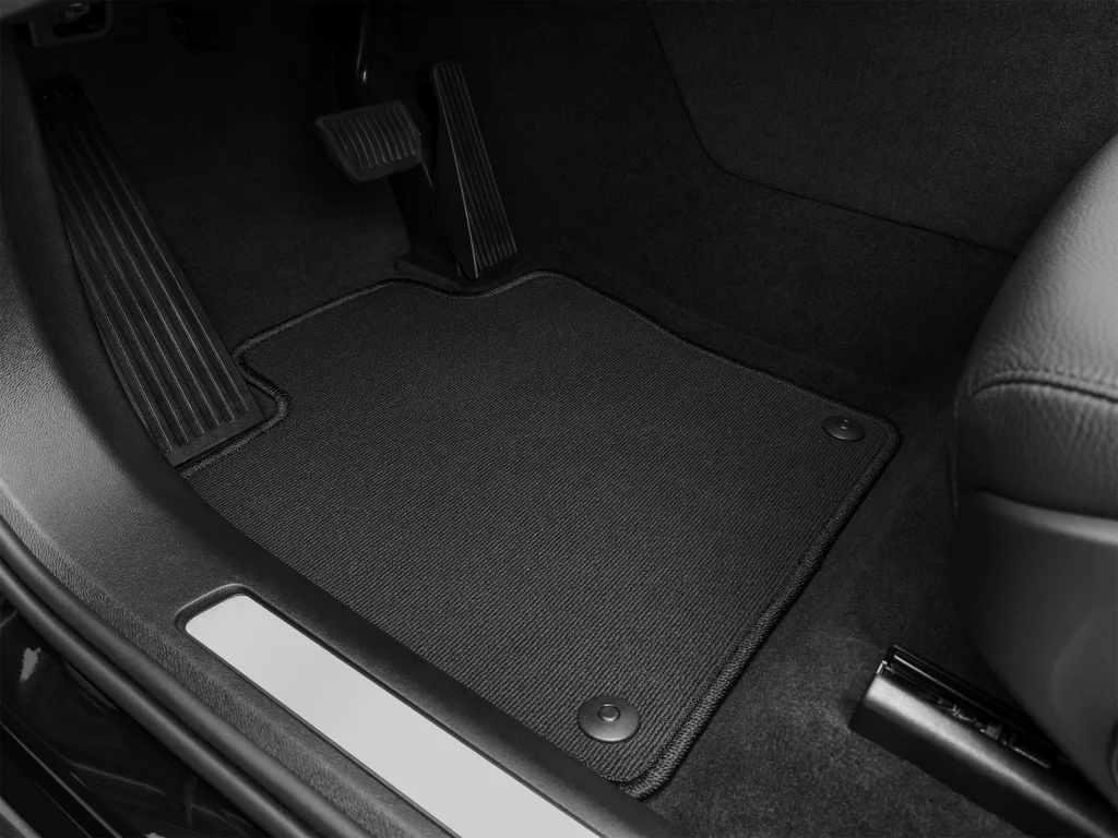 Used 2024 Black Volvo B5 Plus Dark Theme image 36