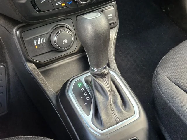 Used 2023 Red Jeep Latitude image 16