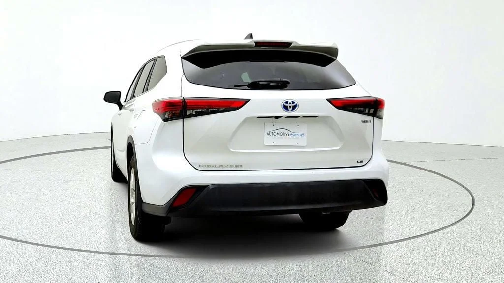 Used 2023 Wind Chill Pearl Toyota Hybrid LE AWD w/ 3-Row Seating & Toyota Safety Sense image 6