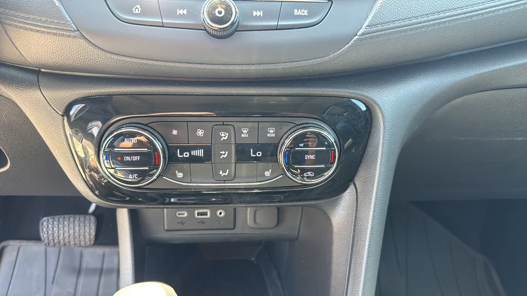 Used 2021  Buick Select image 26