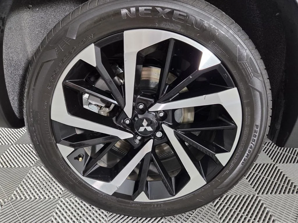 Used 2024 White Mitsubishi SE Black Edition image 22
