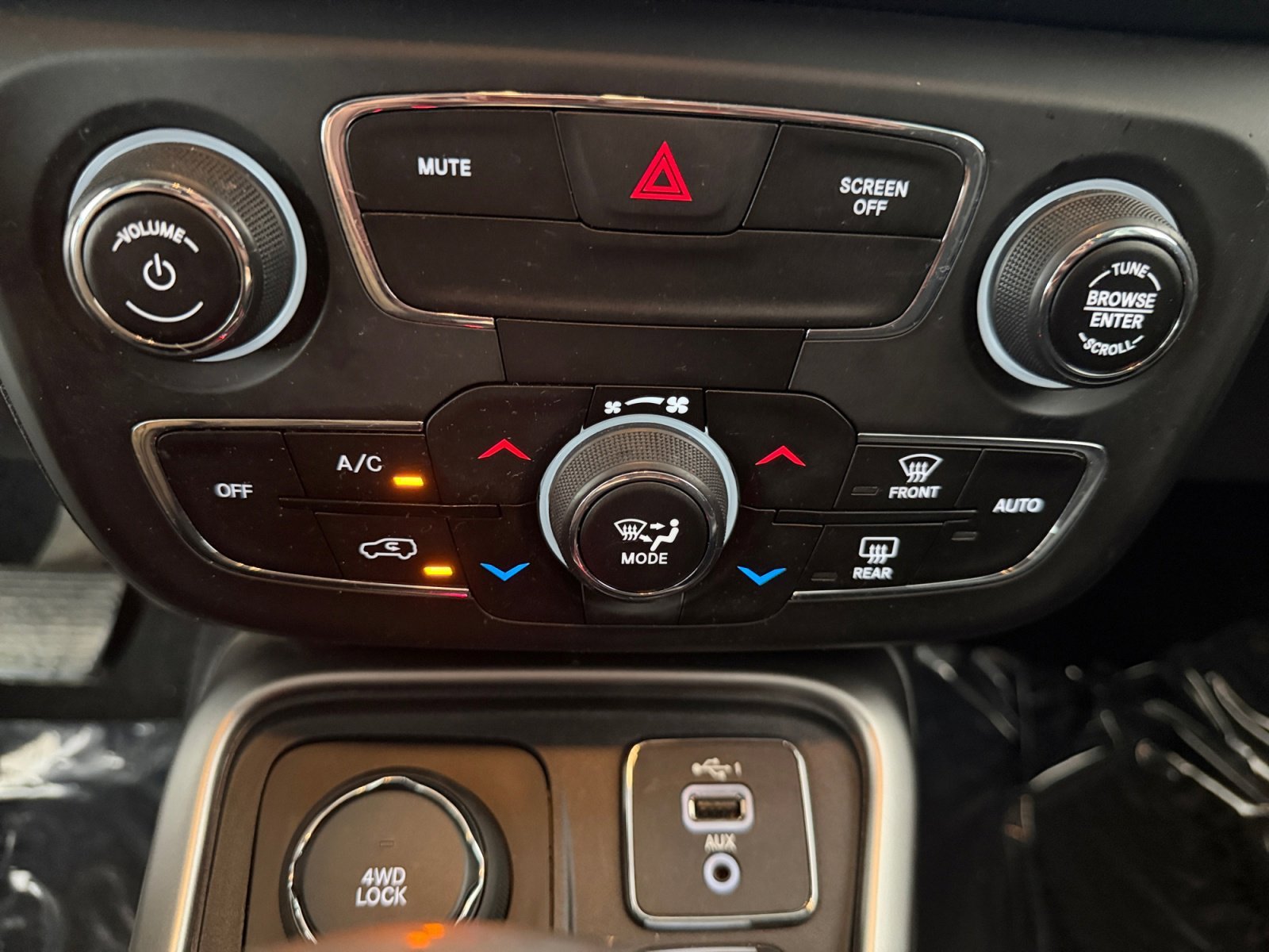 Used 2019 Diamond Black Crystal Pearlcoat Jeep Latitude image 22