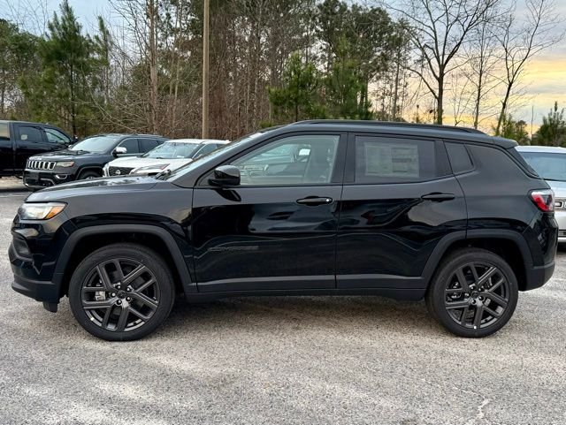 New 2026 Diamond Black Crystal Pearl-Coat Exterior Paint Jeep Latitude image 5