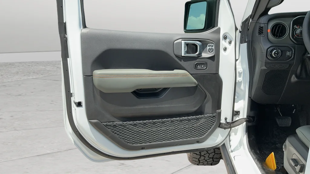 New 2026 Bright White Clear-Coat Exterior Paint Jeep Mojave X image 16