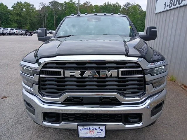 New 2026 Diamond Black Crystal Pearl-Coat Exterior Paint RAM Tradesman image 11