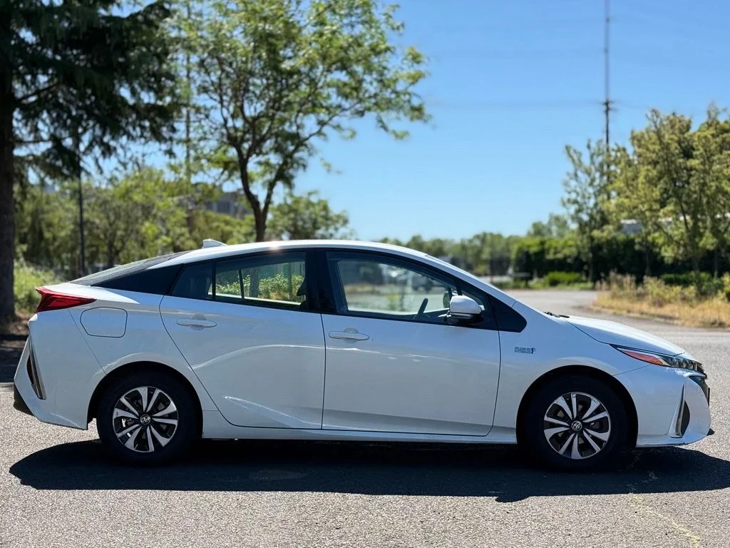 Used 2018 White Toyota Premium image 6