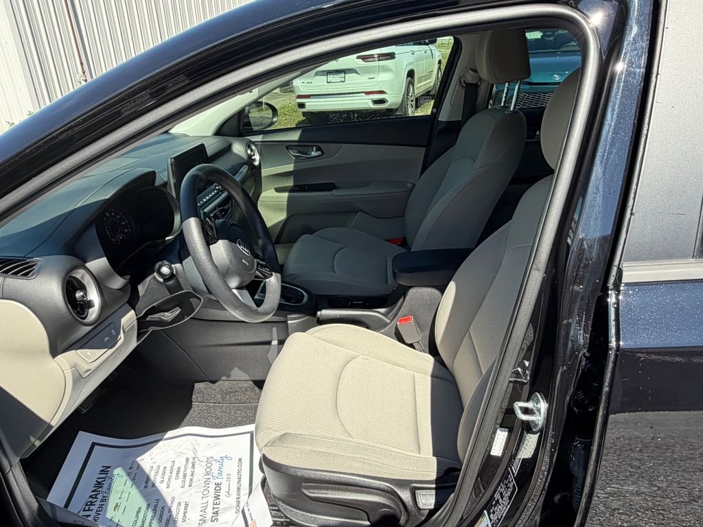 Used 2021 Black Kia LXS image 9