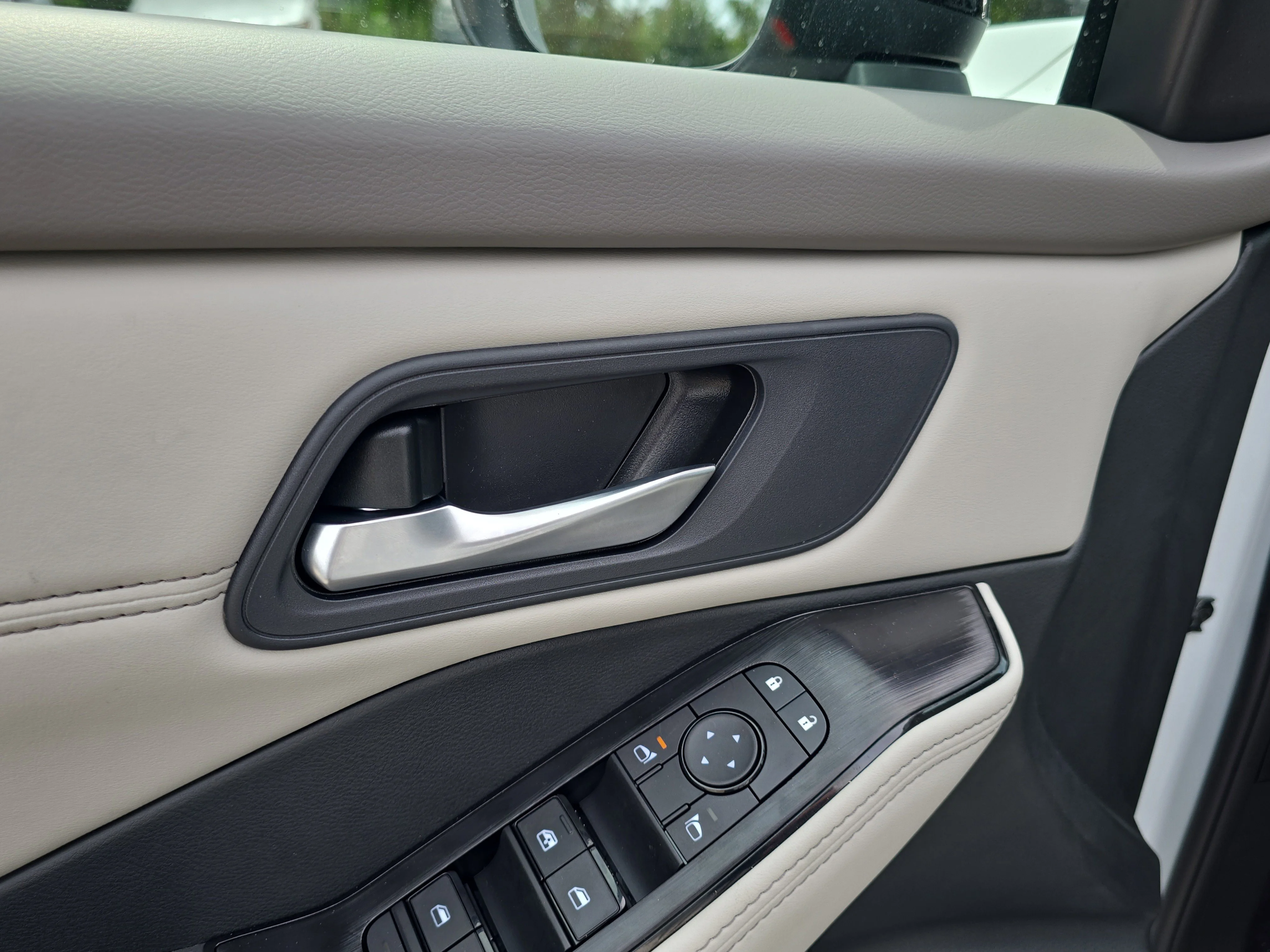 New 2026 Everest White Pearl TriCoat Nissan Dark Armor™ image 19