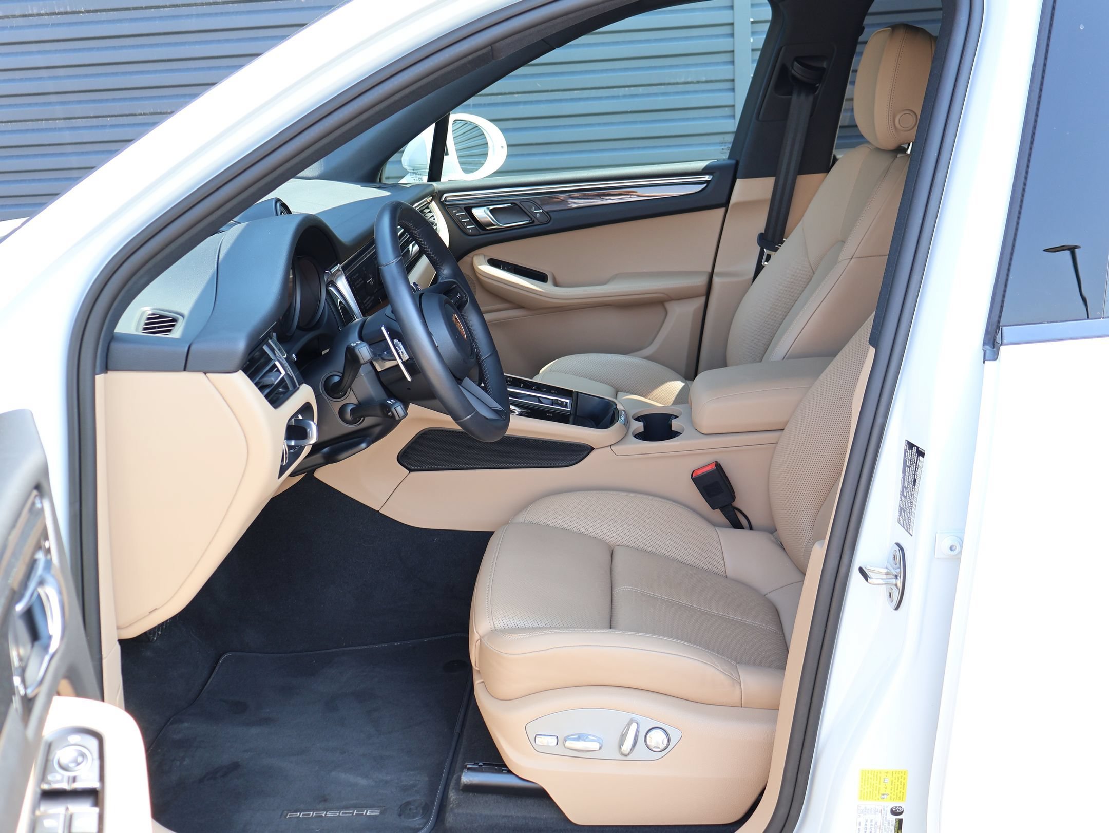 2026 Porsche Macan T - Photo 34