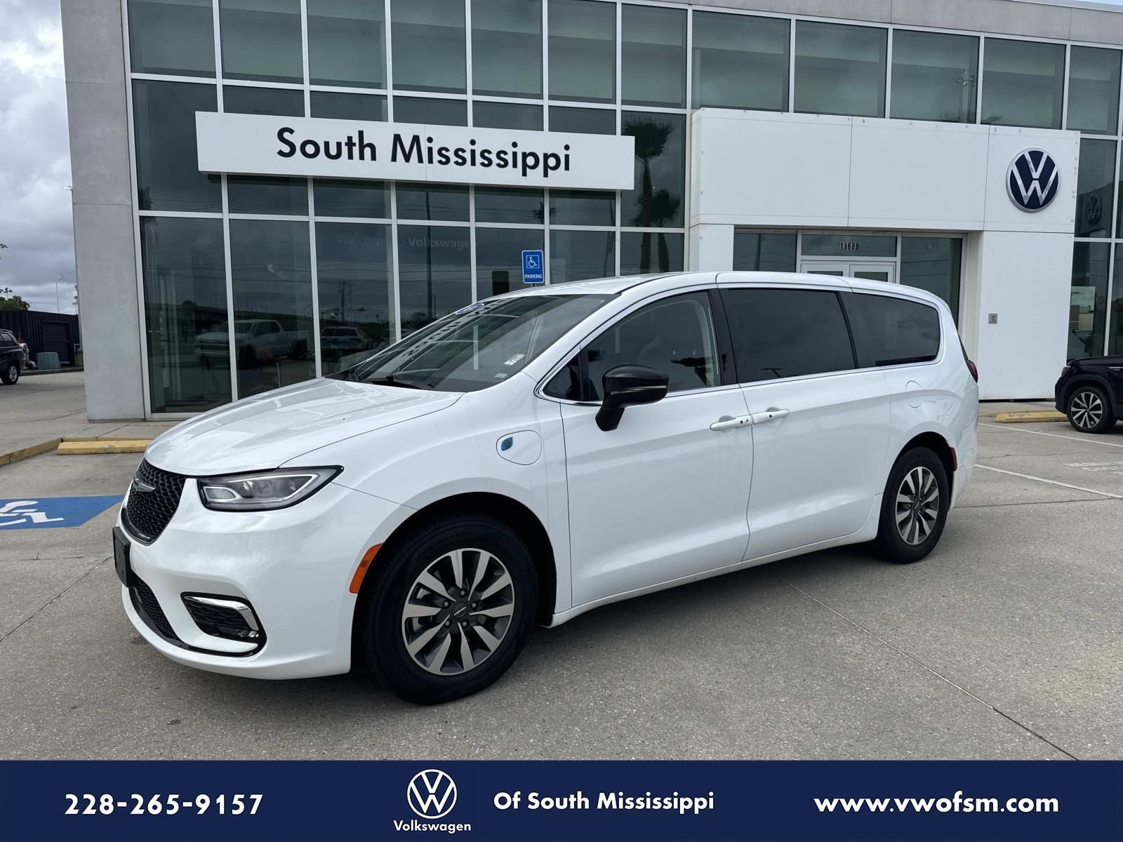2024 Chrysler Pacifica Hybrid Select PHEV's photo