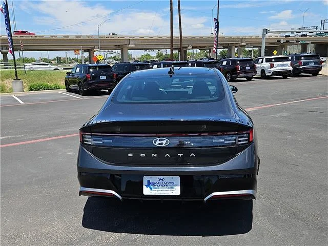 Used 2025 Portofino Gray Hyundai SEL Front-Wheel Drive image 4