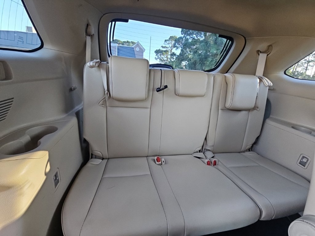 Used 2017 White Toyota XLE image 18