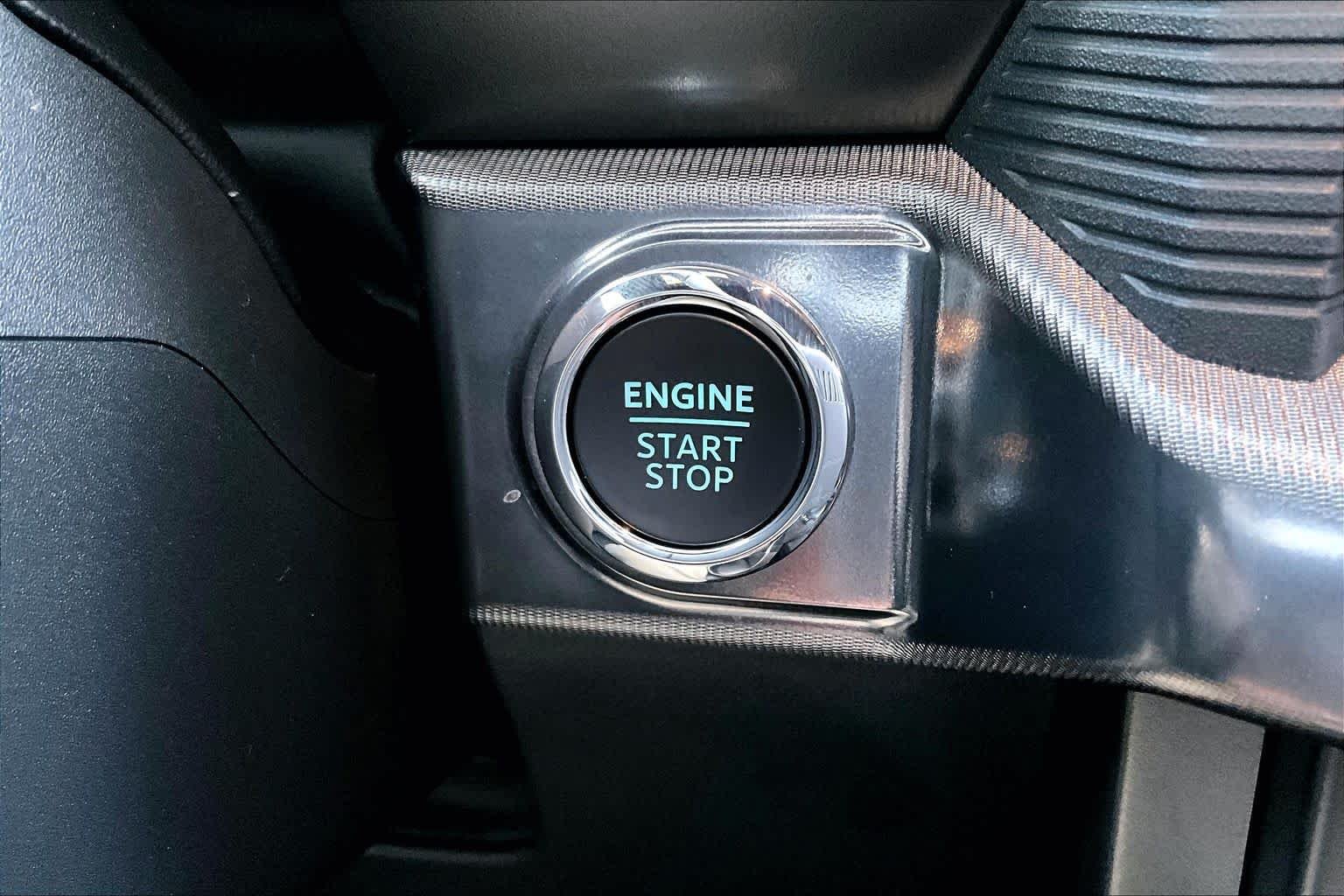 Used 2025 Iconic Silver Metallic Ford LARIAT image 35