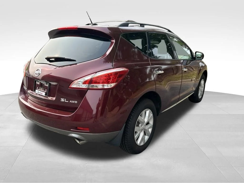 Used 2011 Red Nissan SL image 5