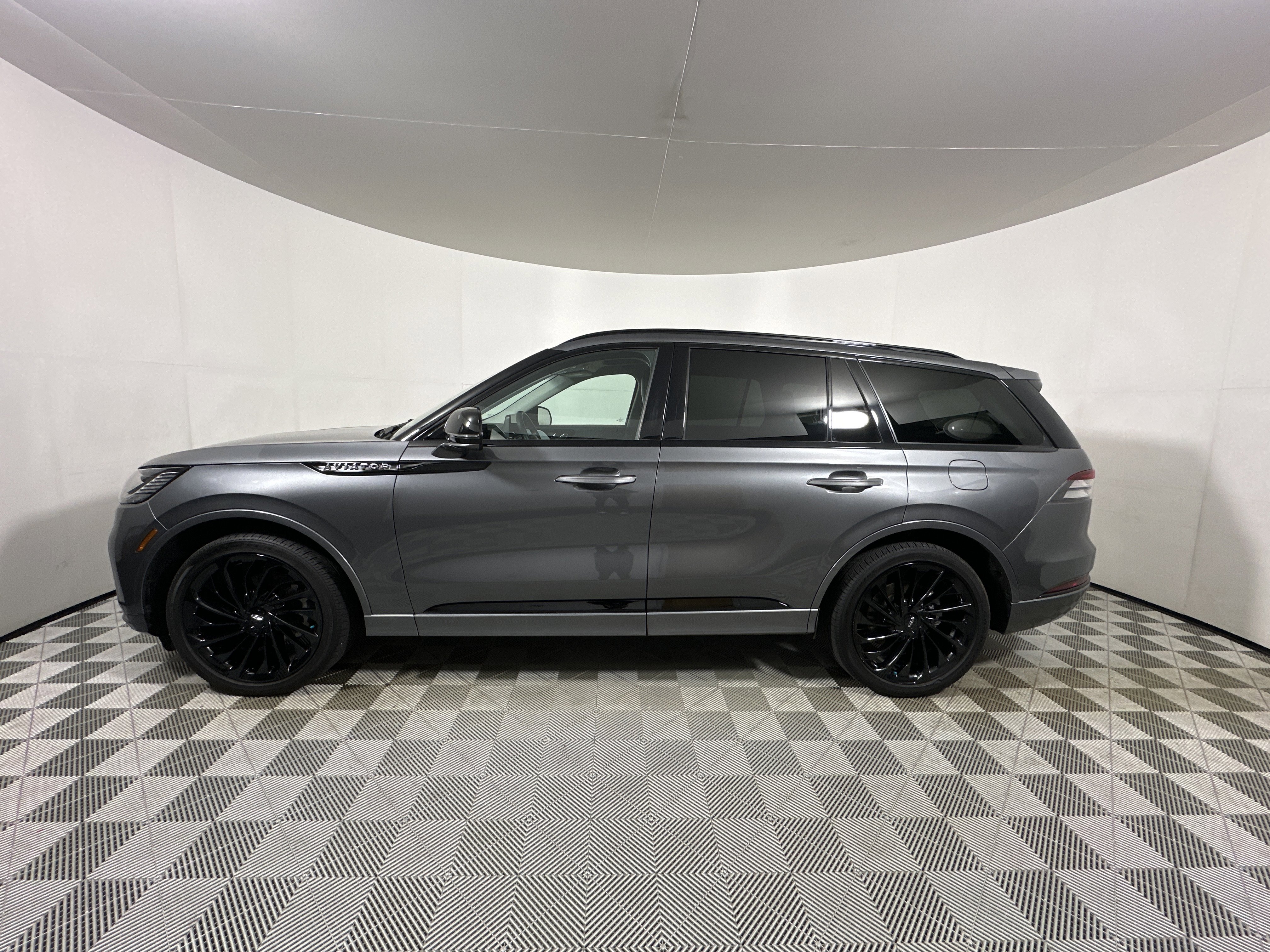 Used 2025 Charcoal Lincoln Reserve image 4