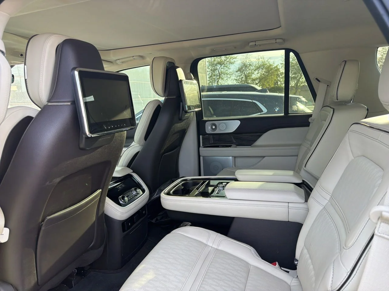 Used 2019 White Platinum Clearcoat Metallic Lincoln Black Label image 8