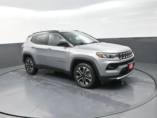 Used 2024  Jeep Limited image 10