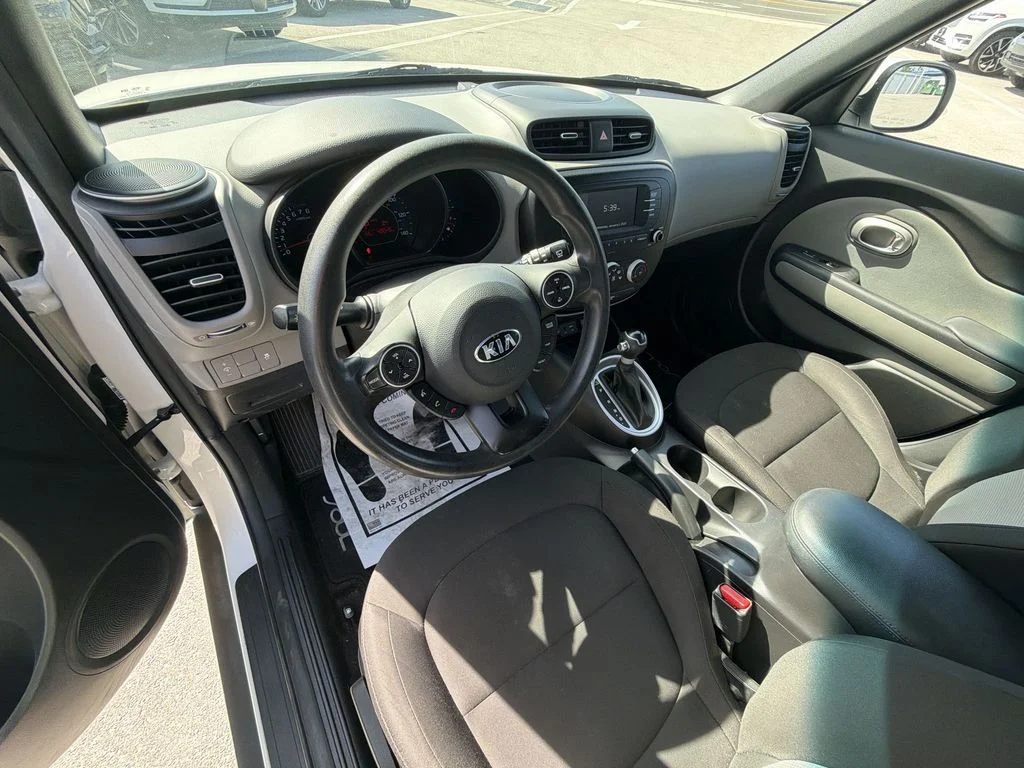 Used 2018 White Kia Base image 16