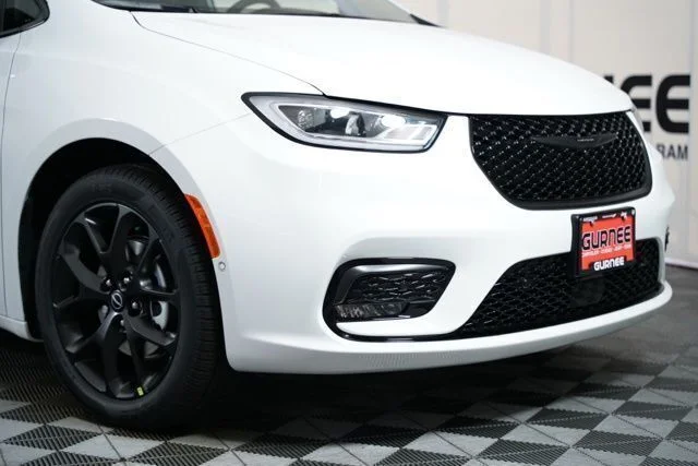 New 2026 Bright White Clear-Coat Exterior Paint Chrysler Limited image 44