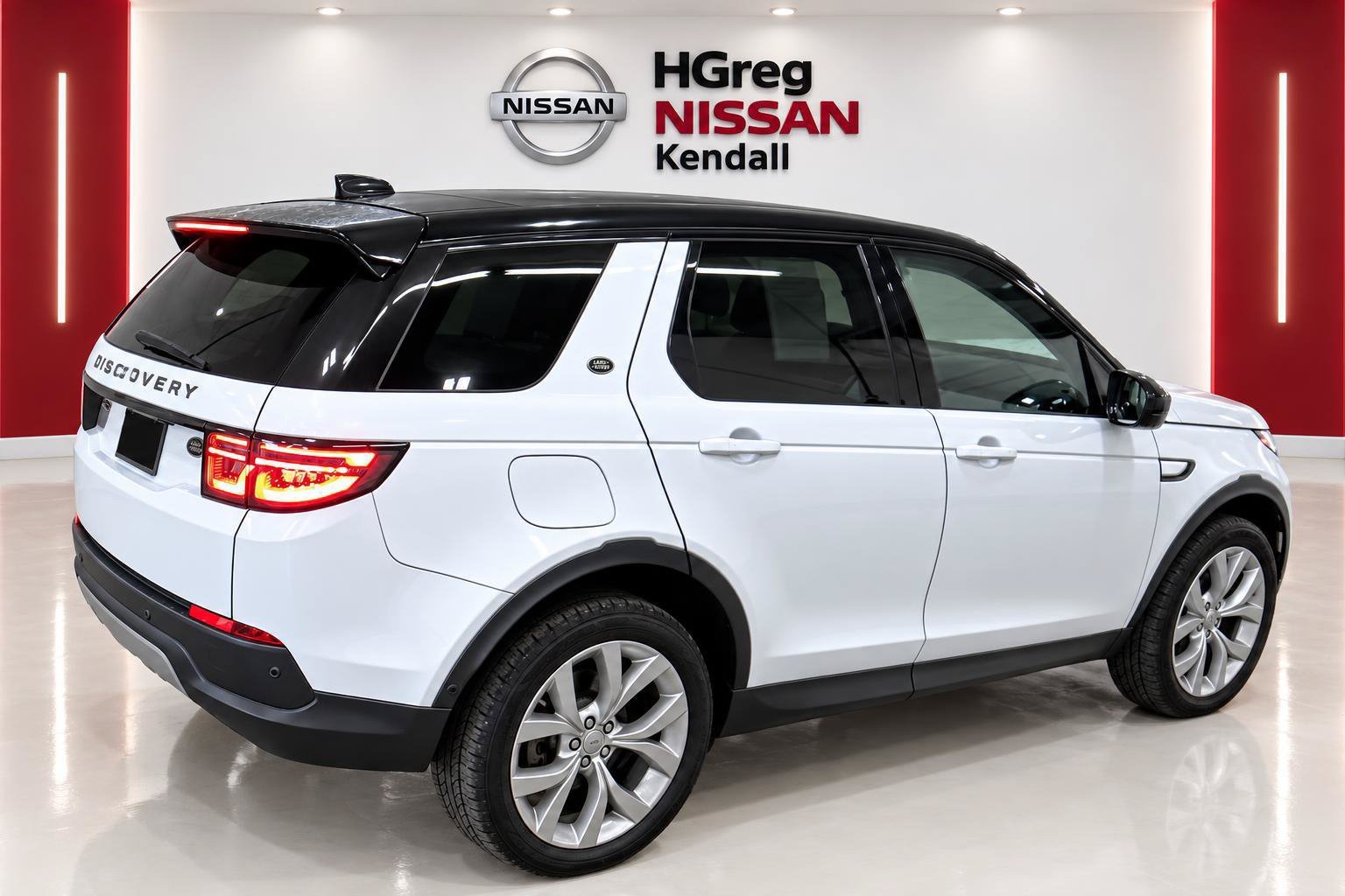 Used 2021 White Land Rover SE image 4