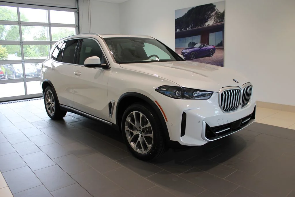 New 2026 Mineral White Metallic BMW xDrive40i image 2