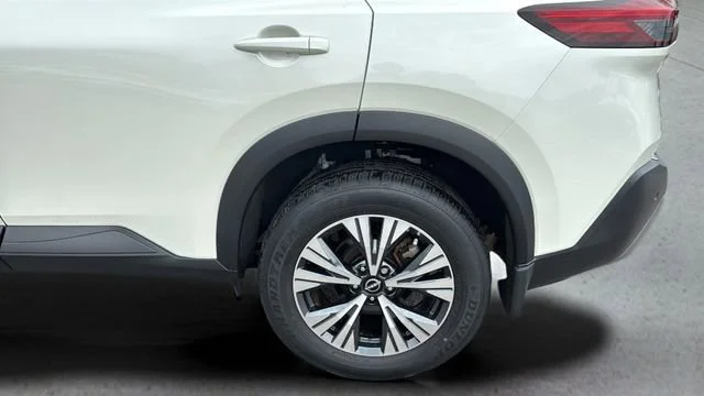 Used 2023 White Nissan SV FWD image 32