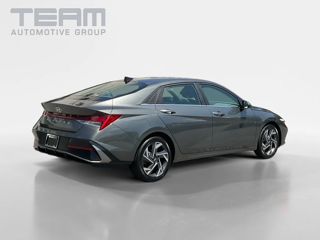 Used 2025 Gray Hyundai SEL Convenience image 7