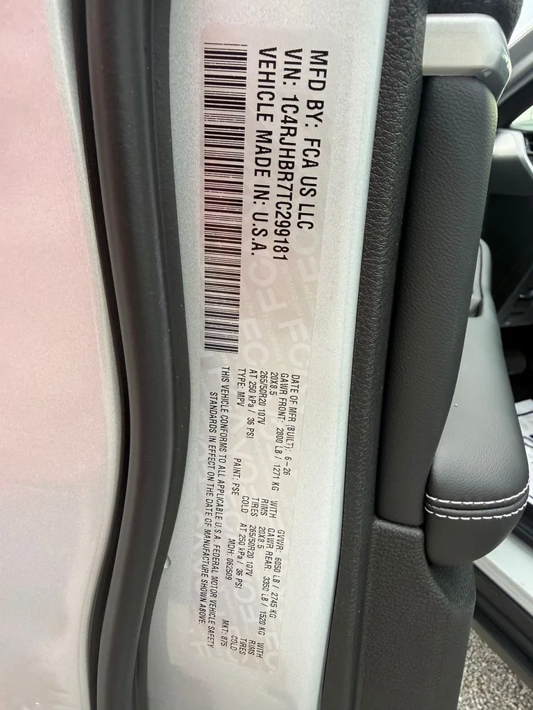 New 2026 Silver Zynith Exterior Paint Jeep Limited image 25