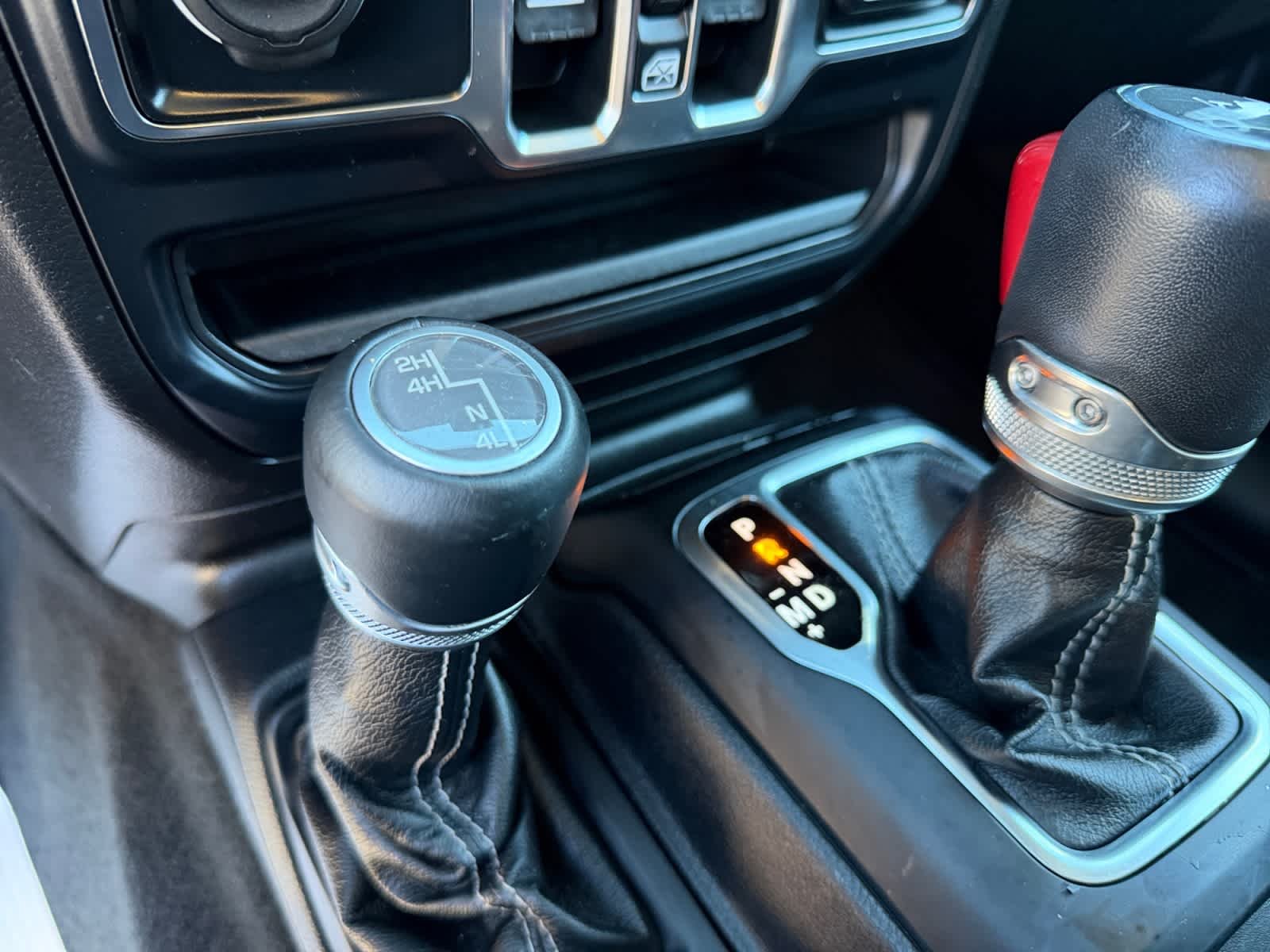 Used 2019 Black Jeep Sahara image 33