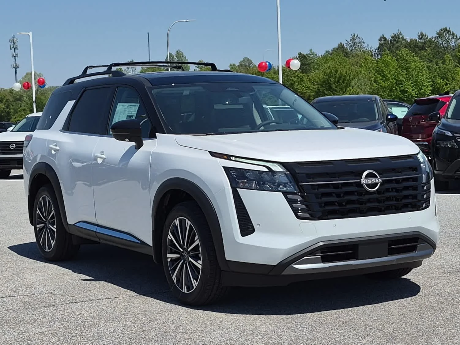 New 2026 Everest White Pearl TriCoat / Super Black Two-tone Nissan Platinum image 2