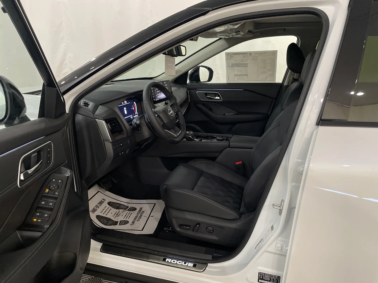New 2026 Everest White Pearl/Super Black Nissan Platinum image 12