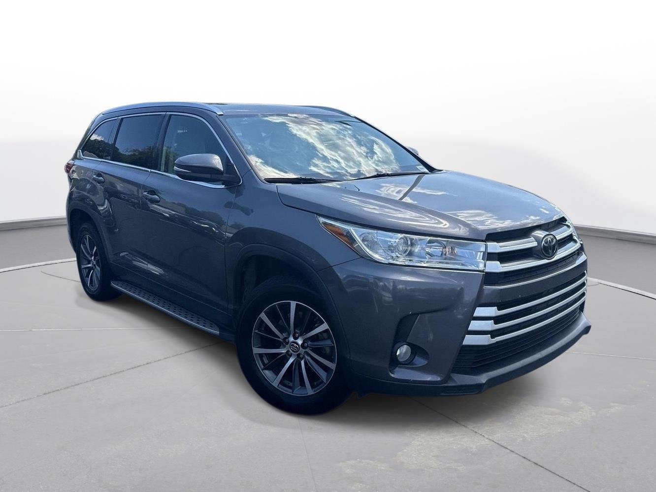 Used 2019 Predawn Gray Mica Toyota XLE image 4