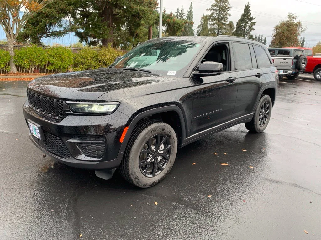 Used 2024 Diamond Black Crystal Pearlcoat Jeep Altitude X image 1