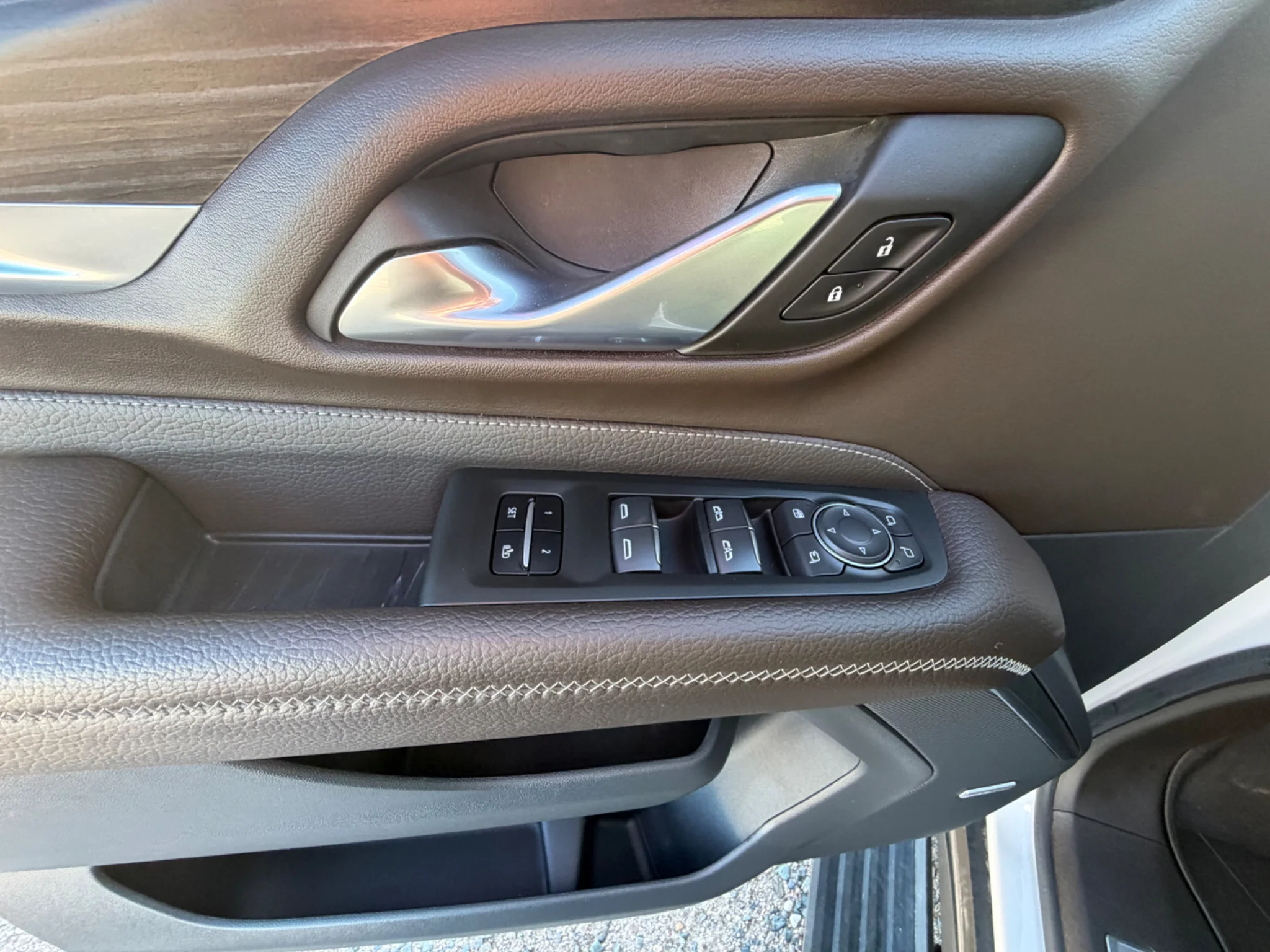 Used 2022 White Frost Tricoat GMC Denali image 12