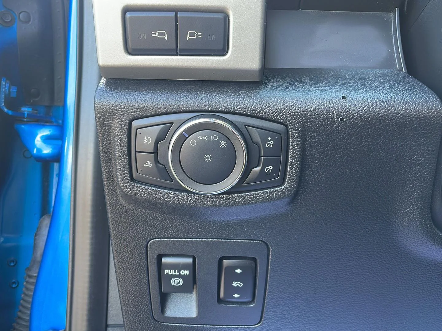 Certified Used 2020 Velocity Blue Ford LARIAT image 13