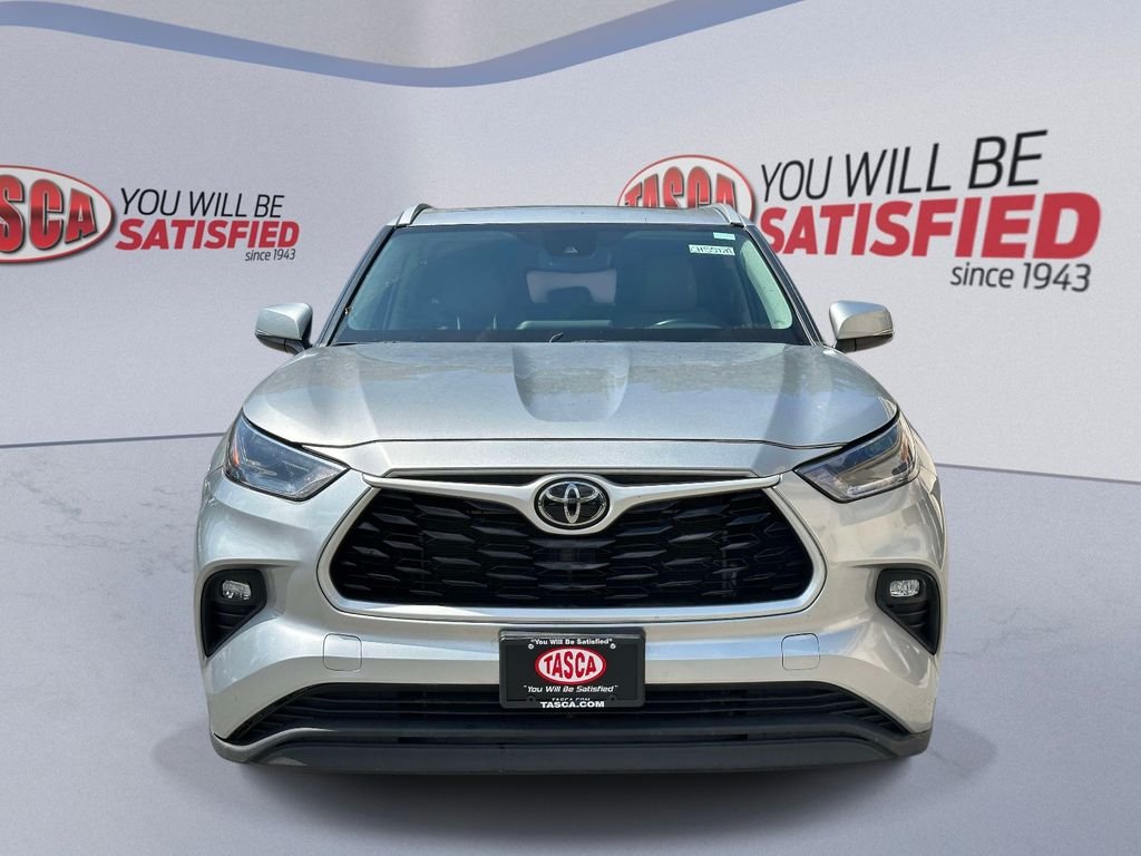 Used 2024 Silver Toyota XLE image 8