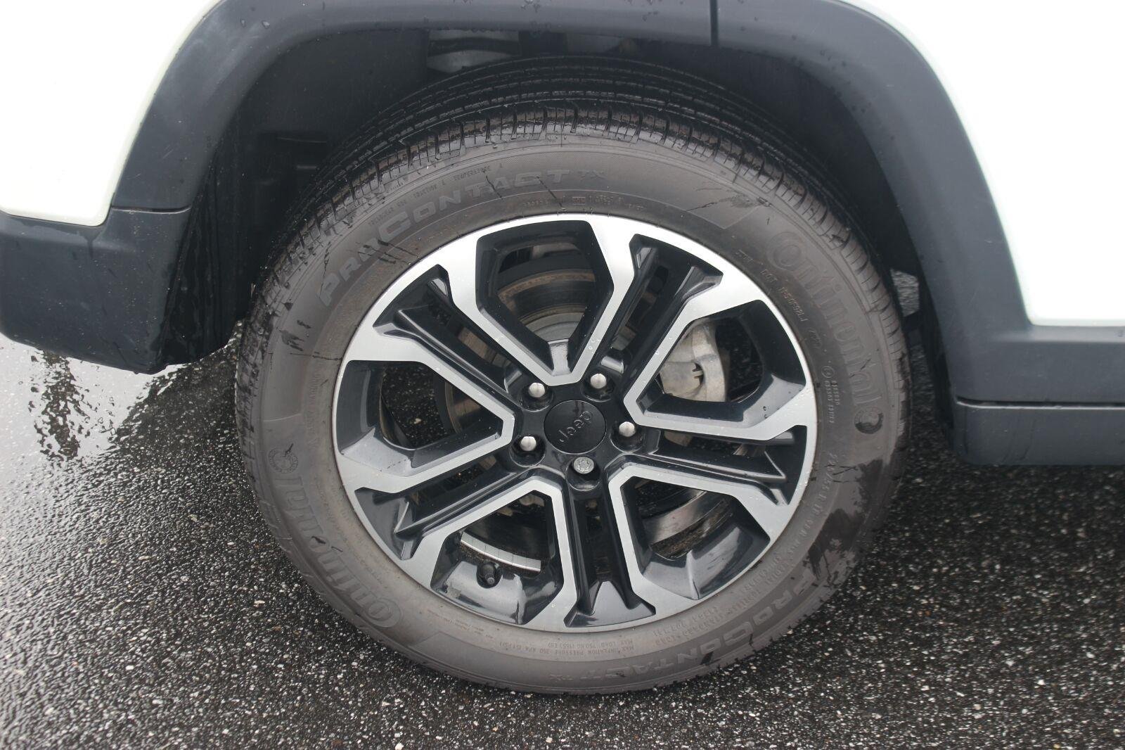 Used 2023  Jeep Limited image 32