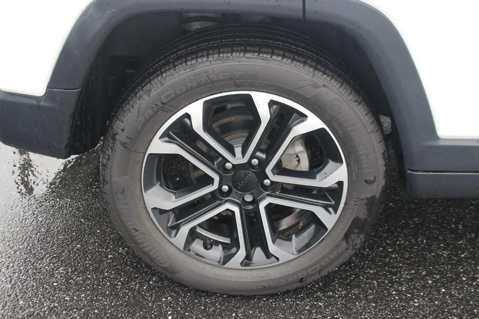Used 2023  Jeep Limited image 32
