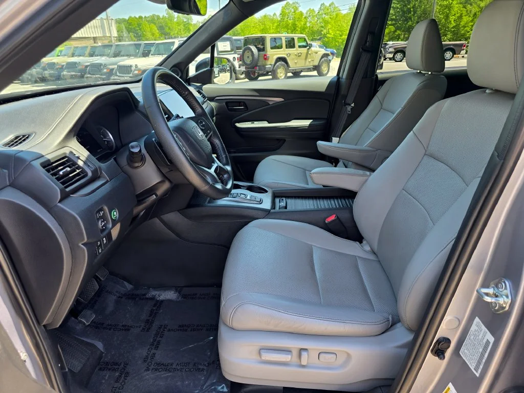 Used 2023 Silver Honda EX-L image 4