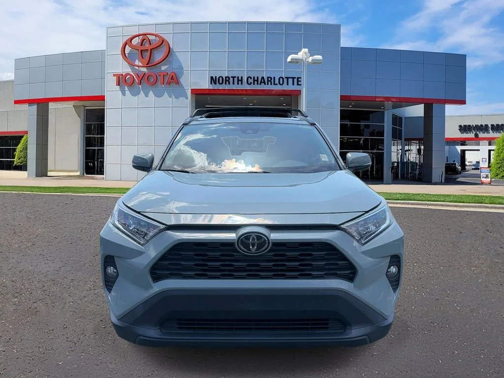 Used 2019  Toyota XLE image 2
